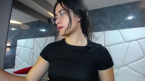 Snapshot of sara_hoffman_4 chatting on May 18, 11:49 am Sara online show from May 18, 11:49 am