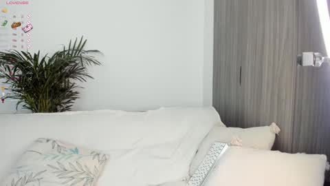 Snapshot of sara_kim_ chatting on December 23, 2:24 am Sara new account give me thomb up Follow me help me reach 15k followers again online show from December 23, 2:24 am