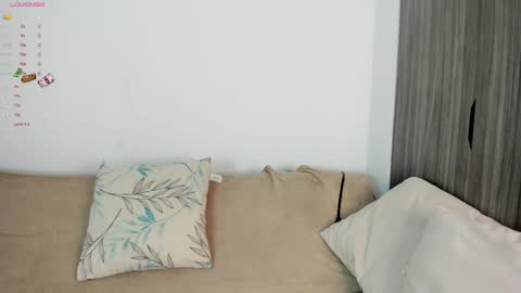 Snapshot of sara_kim_ chatting on February 9, 11:36 pm Sara new account give me thomb up Follow me help me reach 15k followers again online show from February 9, 11:36 pm