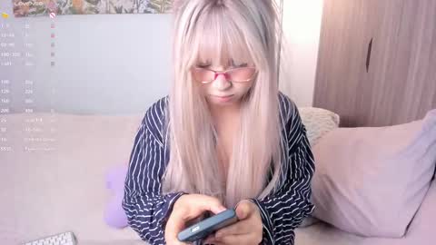 Snapshot of sara_kim_ chatting on September 18, 11:51 pm Sara new account give me thomb up Follow me help me reach 15k followers again online show from September 18, 11:51 pm