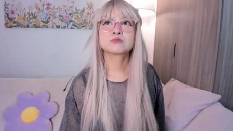 Snapshot of sara_kim_ chatting on September 25, 1:20 am Sara new account give me thomb up Follow me help me reach 15k followers again online show from September 25, 1:20 am