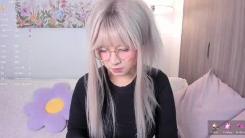 Snapshot of sara_kim_ chatting on October 19, 10:21 pm Sara new account give me thomb up Follow me help me reach 15k followers again online show from October 19, 10:21 pm