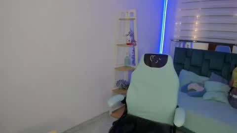 sara_red_x online show from April 25, 7:44 pm