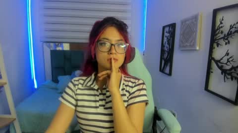 sara_red_x online show from May 5, 3:03 am