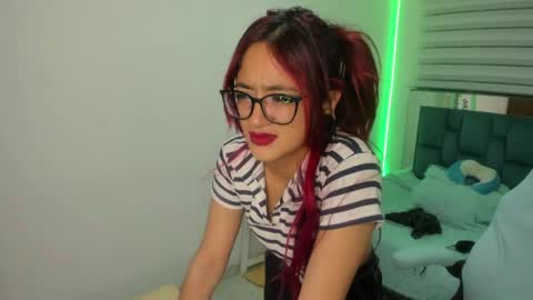 Snapshot of sara_red_x chatting on May 6, 3:24 am sara_red_x online show from May 6, 3:24 am
