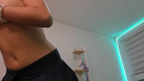 Snapshot of sara_red_x chatting on May 16, 3:47 am sara_red_x online show from May 16, 3:47 am