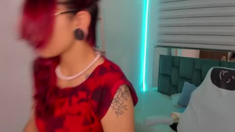 Snapshot of sara_red_x chatting on May 21, 3:24 am sara_red_x online show from May 21, 3:24 am