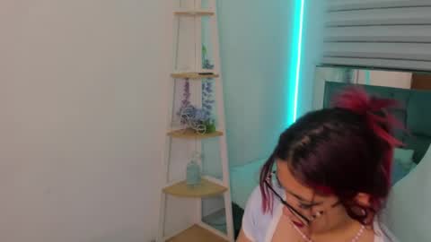 Snapshot of sara_red_x chatting on May 27, 3:14 am sara_red_x online show from May 27, 3:14 am