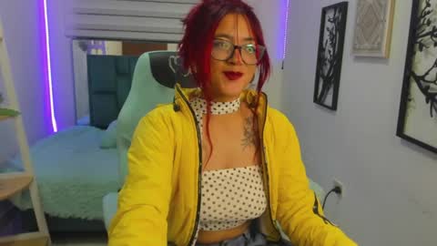 Snapshot of sara_red_x chatting on June 7, 4:05 am sara_red_x online show from June 7, 4:05 am