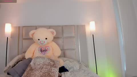 Snapshot of saraa_milleer chatting on June 2, 8:55 pm Sara Miller online show from June 2, 8:55 pm