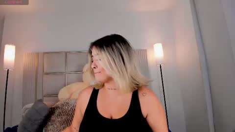 Snapshot of saraa_milleer chatting on June 16, 10:56 pm Sara Miller online show from June 16, 10:56 pm