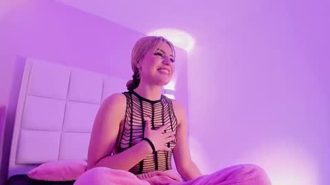 Snapshot of sarabenedetti chatting on September 14, 4:00 am Sara online show from September 14, 4:00 am