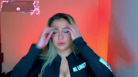 Snapshot of saradiazxxx chatting on June 13, 4:21 am saradiazxxx online show from June 13, 4:21 am