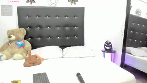 sarah_lowee online show from October 22, 12:11 am