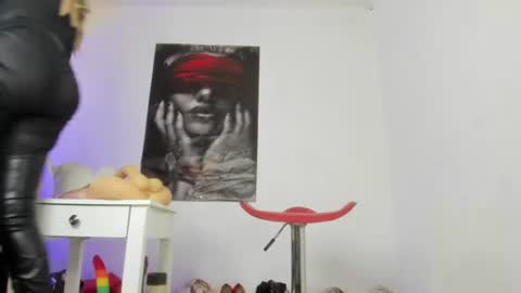 Snapshot of sarah_mistress_ chatting on June 11, 5:44 pm Sarah online show from June 11, 5:44 pm