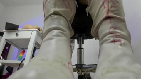 Snapshot of sarah_mistress_ chatting on June 18, 8:35 pm Sarah online show from June 18, 8:35 pm