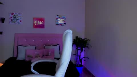 Sarah Ramirez online show from February 14, 2:54 pm