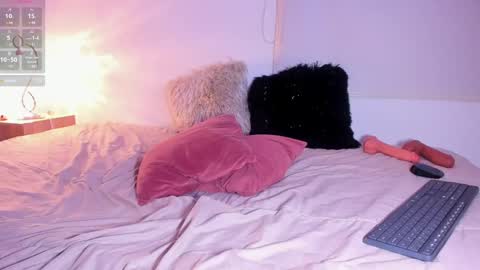 Sarah and Erik online show from February 7, 3:01 am