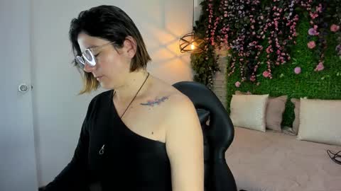 Sarah Deyvis online show from December 14, 1:27 pm