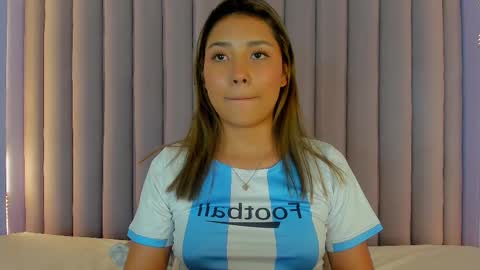 Snapshot of sarahevans__ chatting on March 5, 2:25 am Sarah Evans online show from March 5, 2:25 am