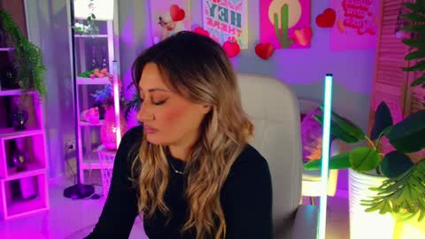 Divine Sarah NONUDE model online show from April 2, 1:31 pm