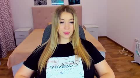 Sarah online show from December 16, 4:49 pm