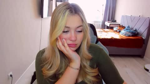 Snapshot of sarahmils chatting on April 27, 1:31 pm Sarah online show from April 27, 1:31 pm