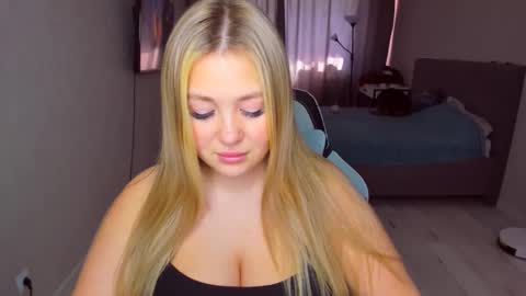 Snapshot of sarahmils chatting on May 6, 11:59 am Sarah online show from May 6, 11:59 am