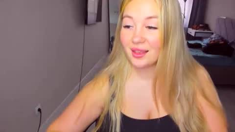 Snapshot of sarahmils chatting on May 7, 2:11 pm Sarah online show from May 7, 2:11 pm