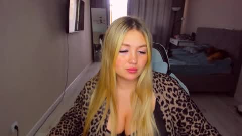 Snapshot of sarahmils chatting on June 18, 3:49 pm Sarah online show from June 18, 3:49 pm