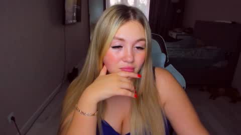 Snapshot of sarahmils chatting on June 26, 4:44 pm Sarah online show from June 26, 4:44 pm