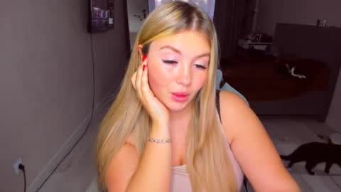 Snapshot of sarahmils chatting on June 30, 5:14 pm Sarah online show from June 30, 5:14 pm