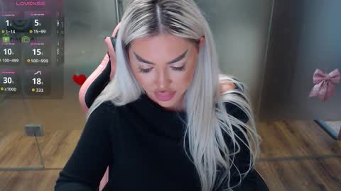 Snapshot of sarahstone_ chatting on October 30, 7:21 am Sarah online show from October 30, 7:21 am