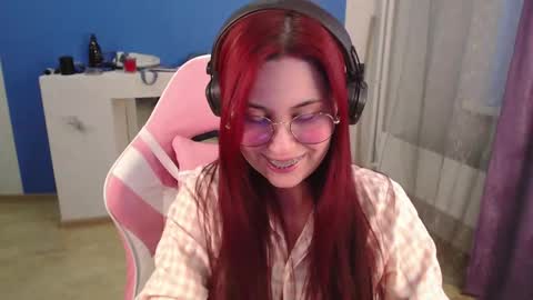 Snapshot of sarakinski chatting on April 15, 12:23 pm Sara online show from April 15, 12:23 pm