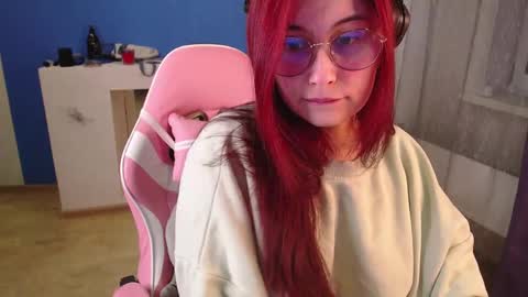 Snapshot of sarakinski chatting on April 20, 2:20 pm Sara online show from April 20, 2:20 pm