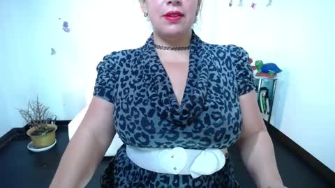 Snapshot of saralovens chatting on December 18, 6:57 pm Saraloves online show from December 18, 6:57 pm