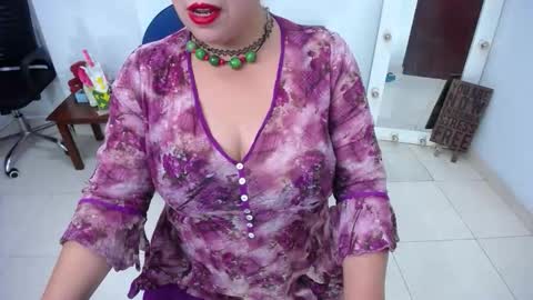 Saraloves online show from October 25, 9:20 pm