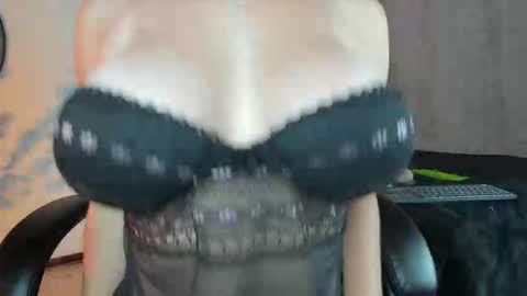 Snapshot of saramilf_69 chatting on October 1, 1:50 pm saramilf_69 online show from October 1, 1:50 pm