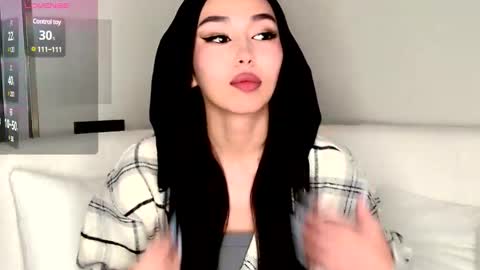 Mia online show from December 11, 7:53 am