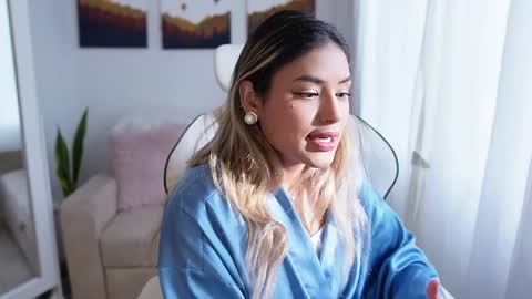 Snapshot of saraparisi_ chatting on December 13, 9:30 pm Sara online show from December 13, 9:30 pm