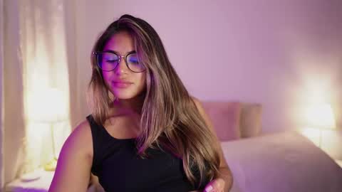 Snapshot of saraparisi_ chatting on September 28, 12:05 am Sara online show from September 28, 12:05 am