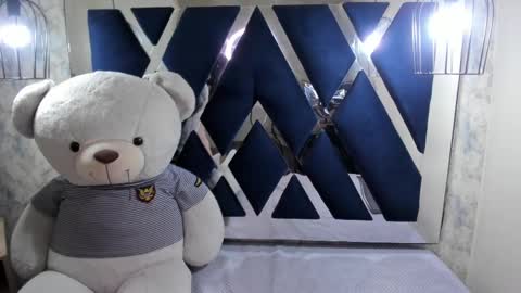 Snapshot of sarasaenz__ chatting on March 5, 2:12 pm online show from March 5, 2:12 pm