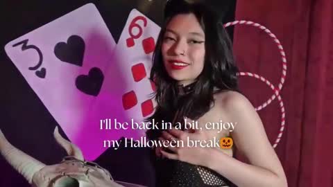 Snapshot of sarasaenz__ chatting on October 13, 11:54 am online show from October 13, 11:54 am