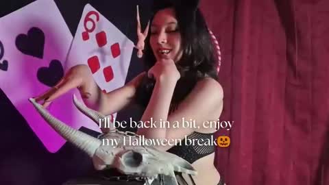 Snapshot of sarasaenz__ chatting on October 15, 11:32 am online show from October 15, 11:32 am