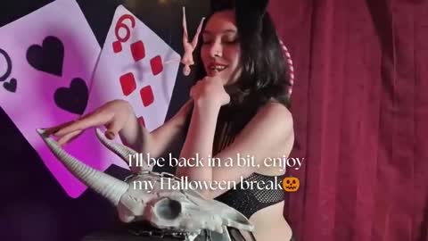 Snapshot of sarasaenz__ chatting on October 21, 11:55 am online show from October 21, 11:55 am