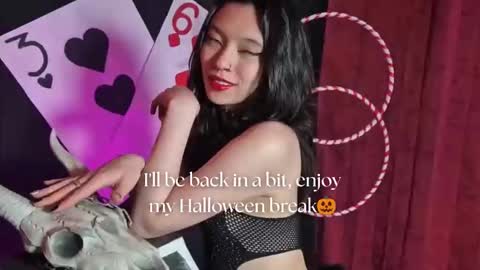 Snapshot of sarasaenz__ chatting on October 22, 11:32 am online show from October 22, 11:32 am