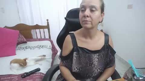 Snapshot of saray1221 chatting on April 30, 8:04 pm saray1221 online show from April 30, 8:04 pm