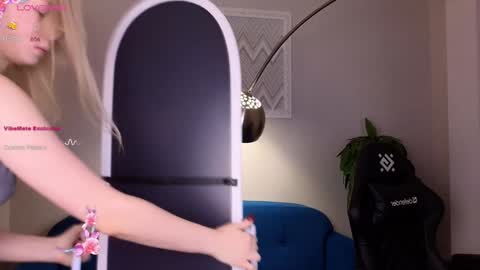 Snapshot of sarra_cooper chatting on December 13, 1:26 am GTM2 Mon TueWednThurFri 0300am-0900am online show from December 13, 1:26 am