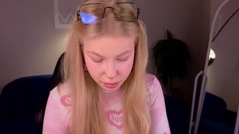 Snapshot of sarra_cooper chatting on December 19, 1:07 am GTM2 Mon TueWednThurFri 0300am-0900am online show from December 19, 1:07 am
