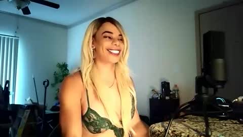 Snapshot of sashastrokes chatting on March 6, 10:06 pm MISTRESS STROKES online show from March 6, 10:06 pm